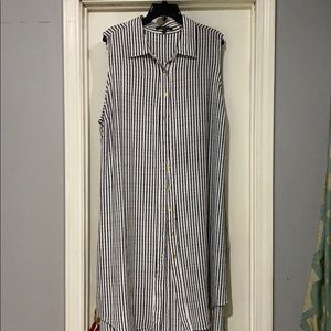 Flowy high low sleeveless blouse with gold buttons